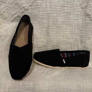 Tom’s women’s shoe- size 6